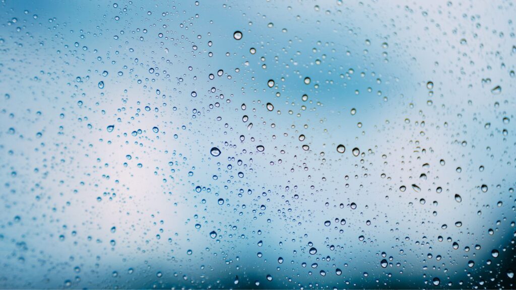 梅雨の湿気で曇った窓ガラス