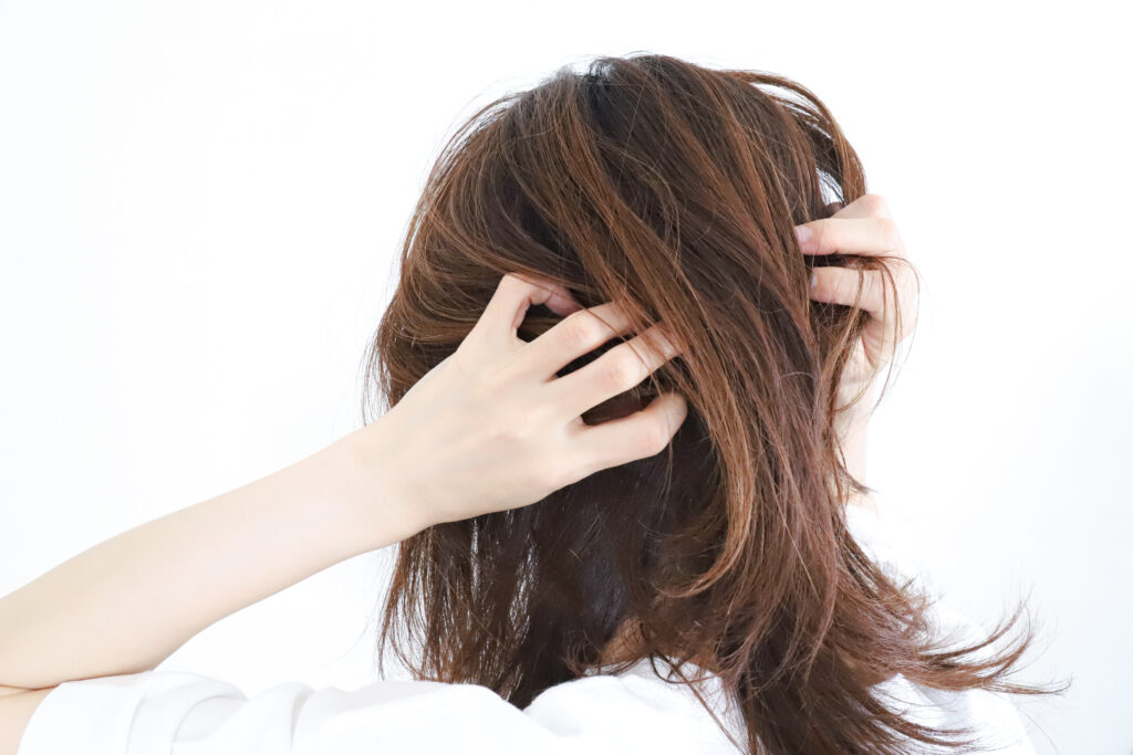 梅雨の湿気で困る女性